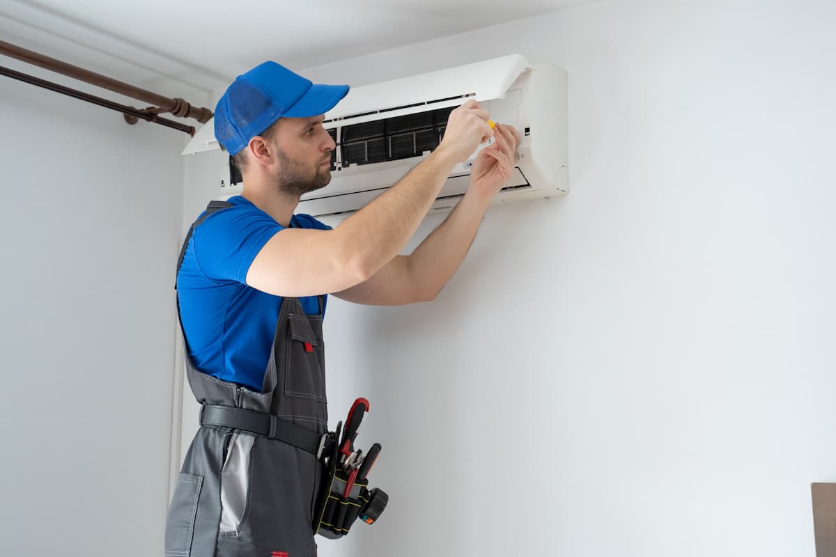 Technicien installant une climatisation à Épinay-sur-Seine