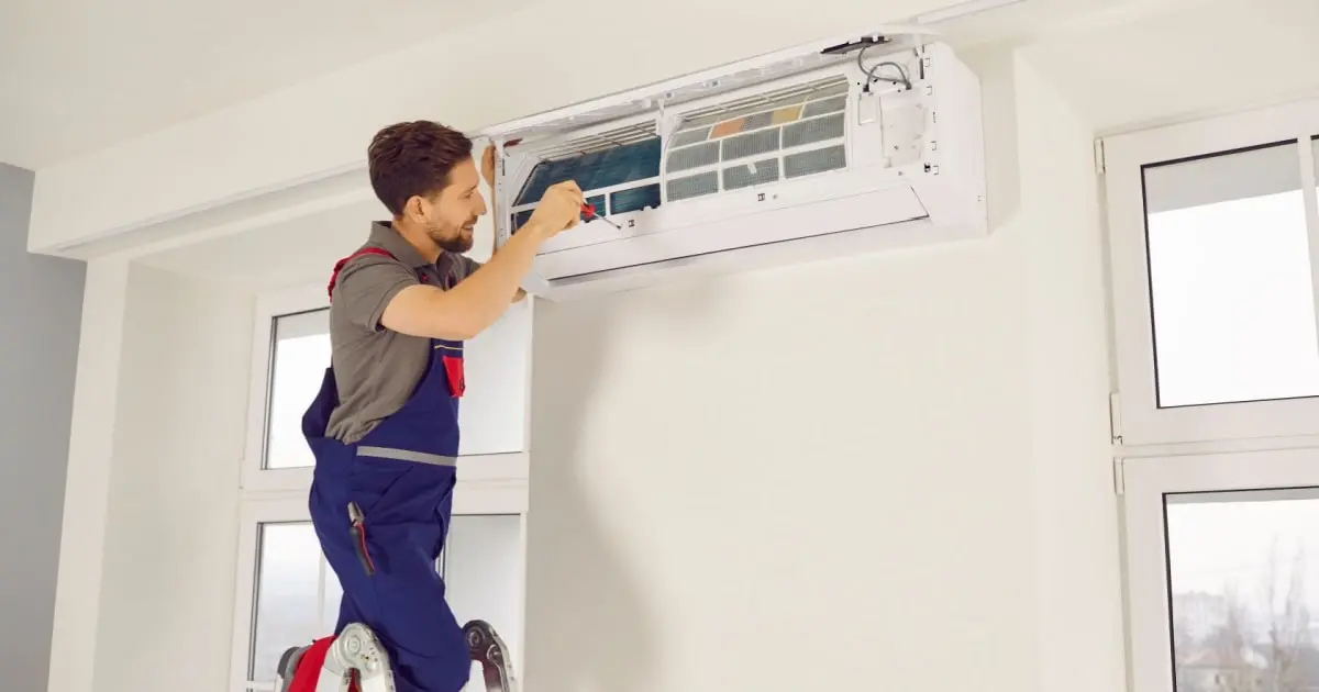 Technicien Climatisation Solutions en pleine installation d'une unité de climatisation dans une maison à Châteauneuf-le-Rouge
