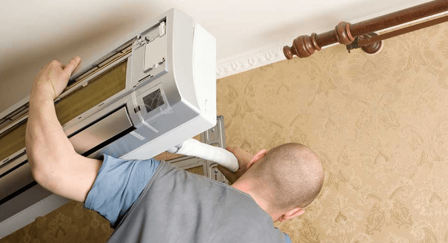 Installateur Climatisation Solutions RGE posant une unité de climatisation réversible à Maussane-les-Alpilles